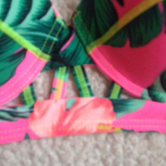 ❌SOLD❌ Push-up bikini top - Picture 2 of 4