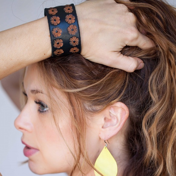 Leather cuff - Picture 2 of 2