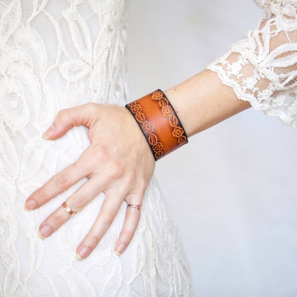 Jewelry - Leather cuff with snaps
