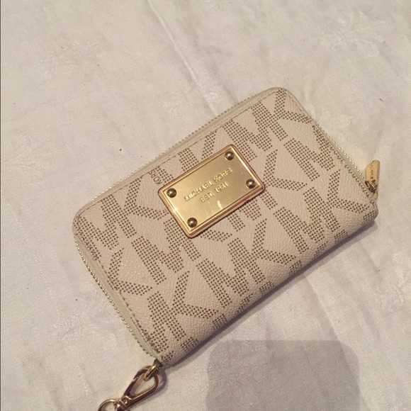 Michael kors wallet! ✨gold accents