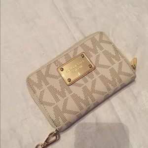 Michael kors wallet! ✨gold accents