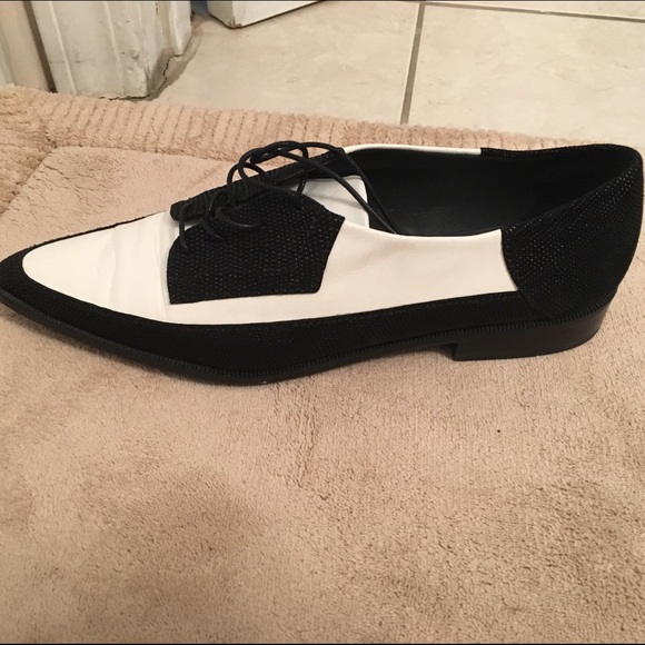 Stuart Weitzman shoes. - Picture 4 of 4