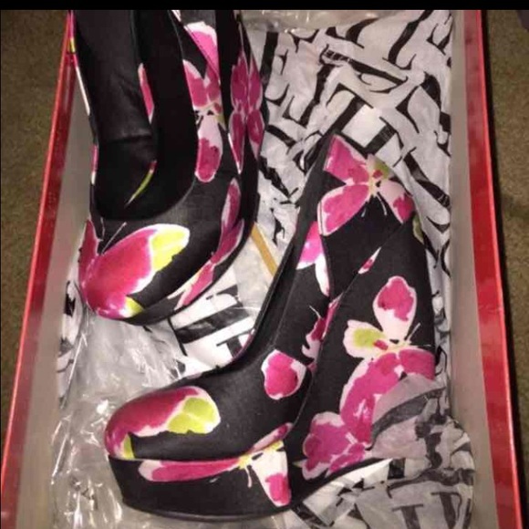 Elle size 6 wedge