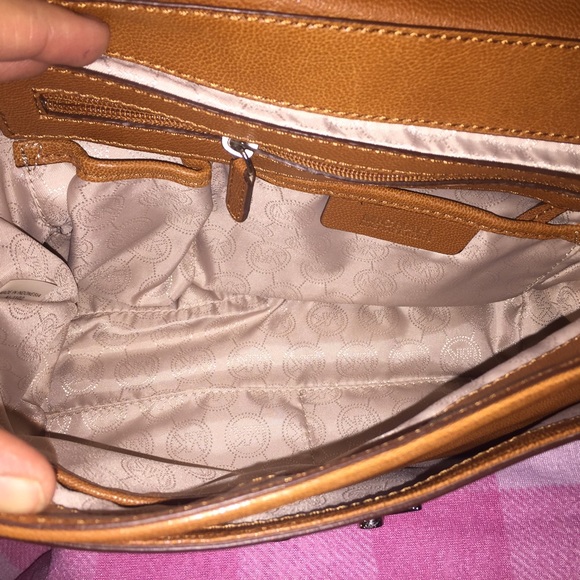 🚨🌺Michael Kors 💯leather shoulder bag🌺🚨 - Picture 3 of 4