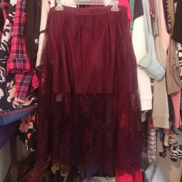 Burgundy lace skirt - Picture 3 of 3