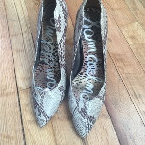 Chic Sam Edelman grey snakeskin pumps - size 8