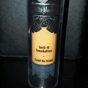 Kat Von D Lock it foundation