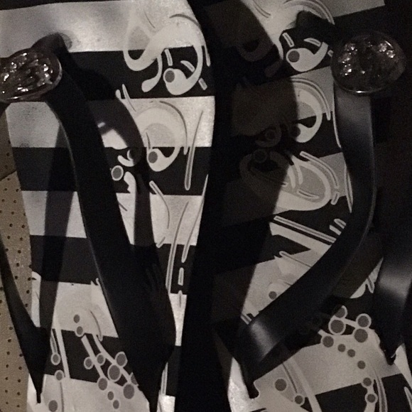GUESS Black, Silver and Grey Flip Flops.