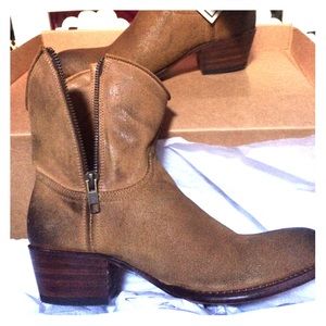 Frye Deborah ankle boot NEVER WORN NWT