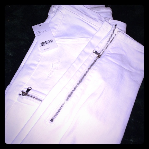 White zipper/distressed skinny jeans