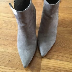 GRAY POINTED TOE ANKLE BOOTIES