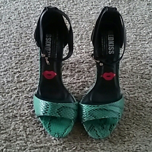 Heels - Picture 2 of 3