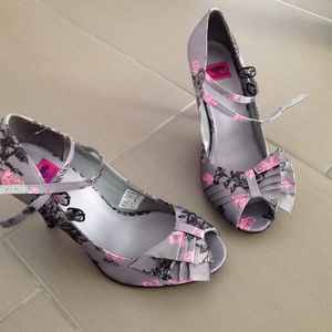Cute grey and pink heels.