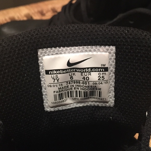Brand new black Nikes - Picture 2 of 2
