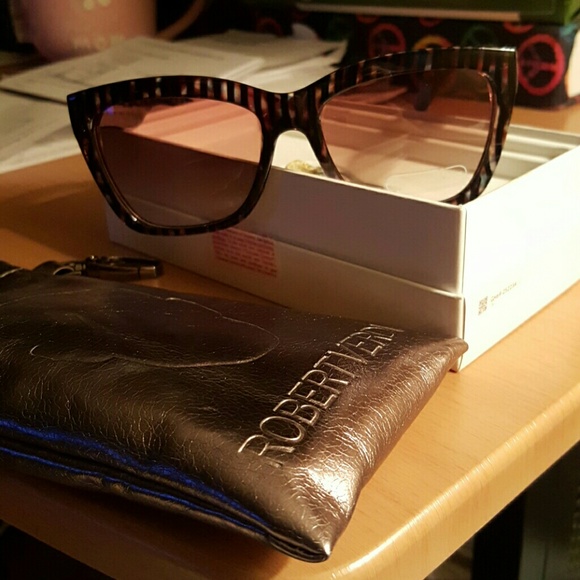NWOT Robert Verdi Sunglasses with soft case