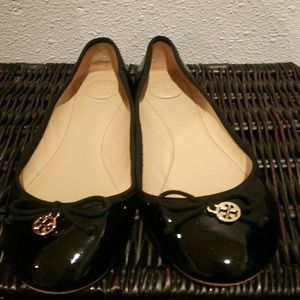 Worn twice Tory Burch flats shiny black