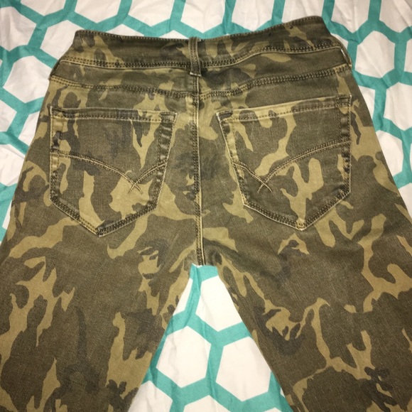 Bullhead brand Black Camo Capri Pants. Sz. 0 - Picture 3 of 4