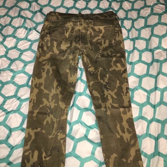 Bullhead brand Black Camo Capri Pants. Sz. 0 - Picture 4 of 4