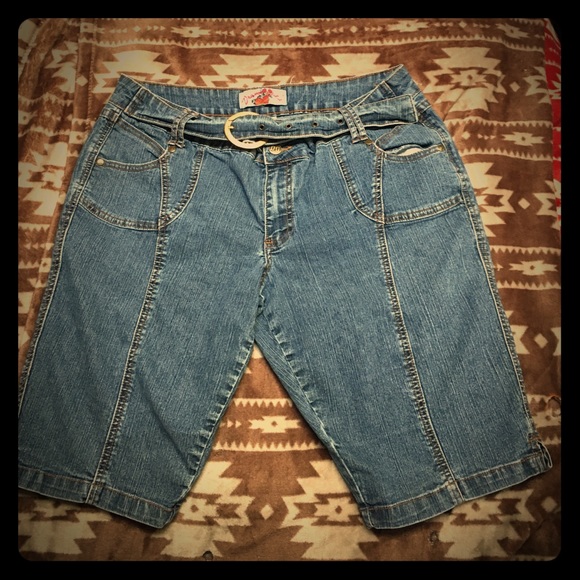 Drama Gold Jean Capris ✨ - Picture 1 of 3