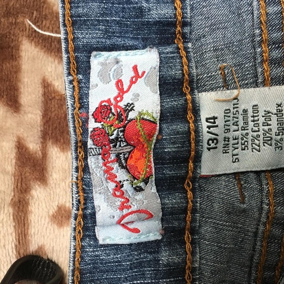 Drama Gold Jean Capris ✨ - Picture 2 of 3