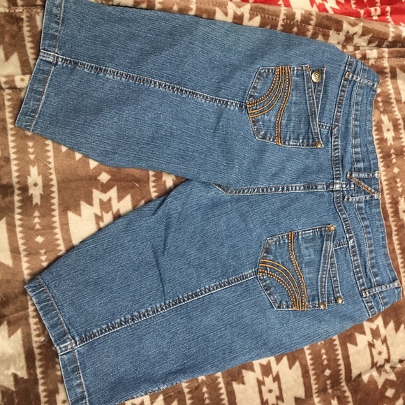 Drama Gold Jean Capris ✨ - Picture 3 of 3