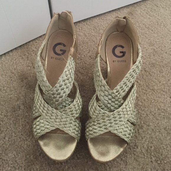 Perfect summer gold wedge!💛