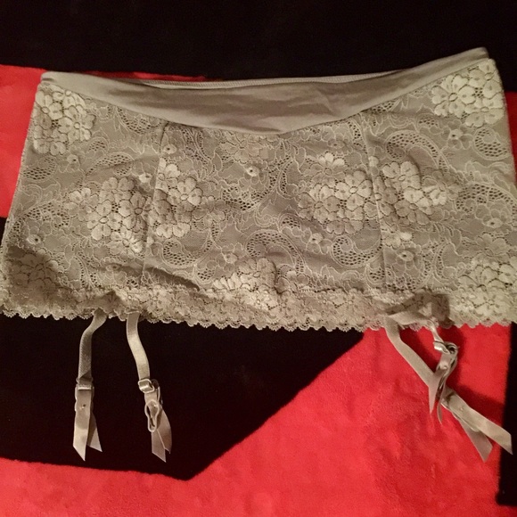 Lace/silk  VS garter