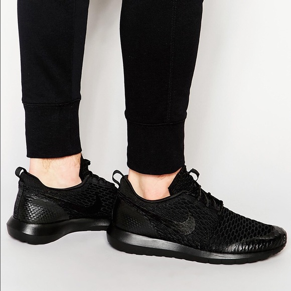 Nike Roshe One Flyknit SE Black + Black NWT Nike Roshe One Flyknit SE Black + Black NWT