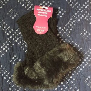 Fingerless gloves with fur