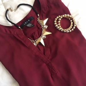Trendy burgundy blouse with convertible sleeves