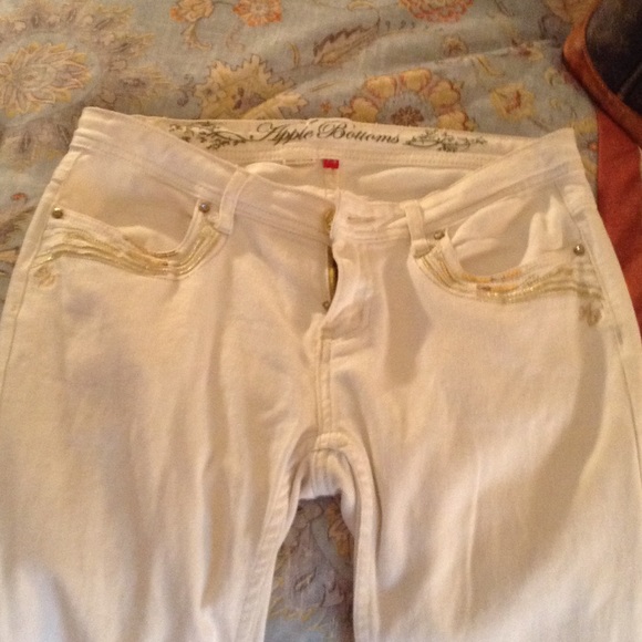 Beautiful capris by apple bottoms..bling