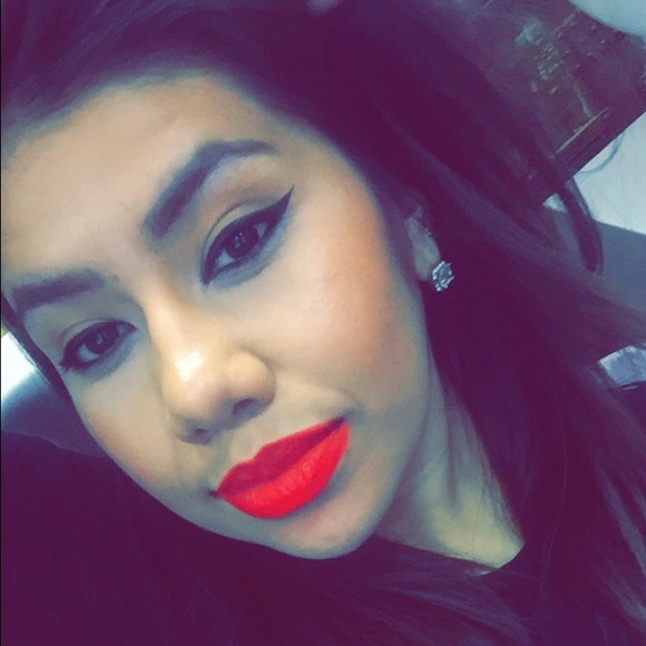 Meet your Posher, Daniela - Picture 2 of 2