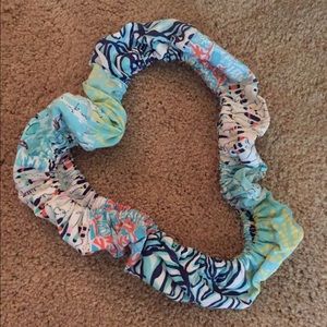 Lily Pulitzer steering wheel cover.