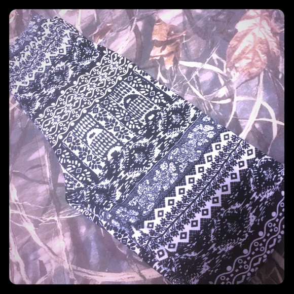 Black and white patterned leggings