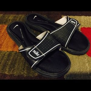 Womens size 10 Nike sandals