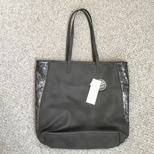 Gray tote