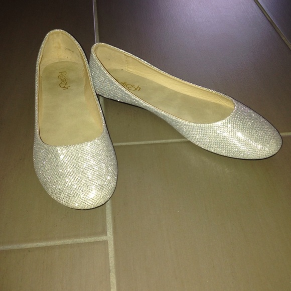 Super cute sparkly flats.