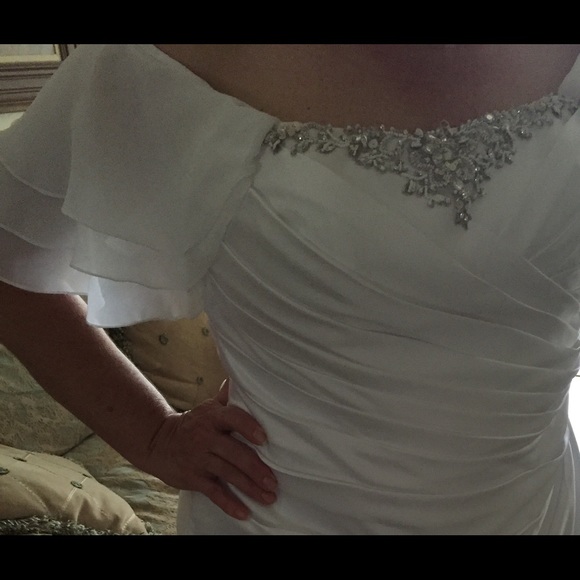 David's Bridal Wedding Dress Size 16 with sleeves