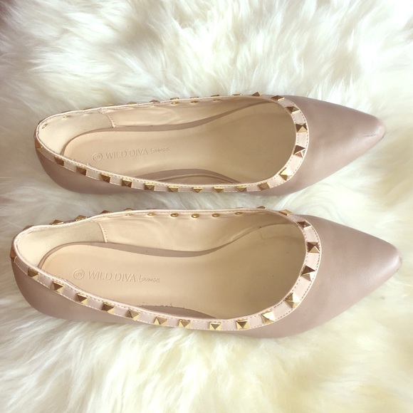 Natural Stud Point Toe Flats ! LIKE NEW💝