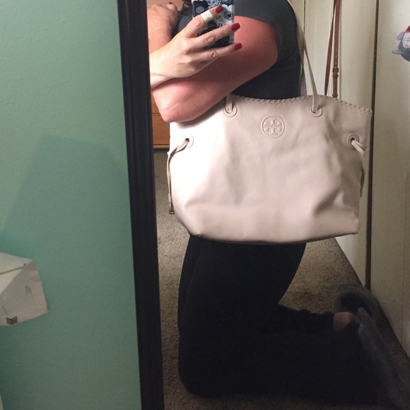 Light Oak Tory bag on shoulder