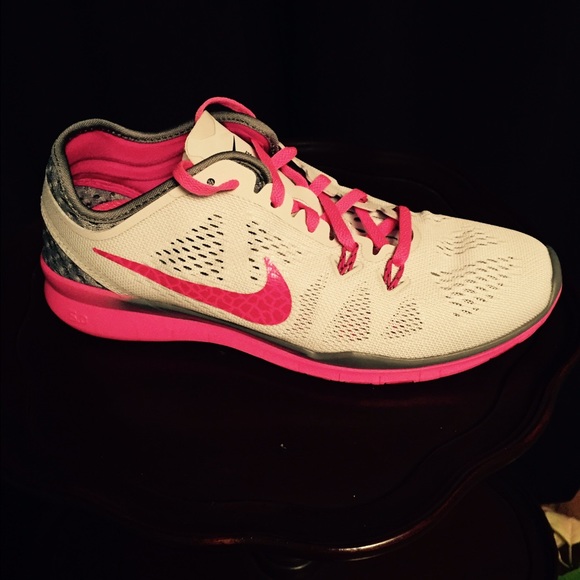 Nike Shoes - NWT 🎉 NIKE FREE 5.0 TR FIT 5 Size 6.5 Grey / Pink