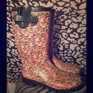 RAIN BOOTS