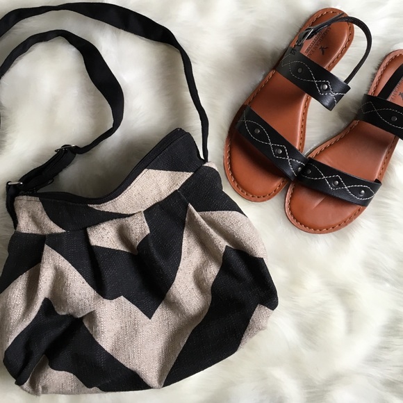 Handbags - 💟MAKE AN OFFER💟💕CHEVRON CROSSBODY PURSE🎀