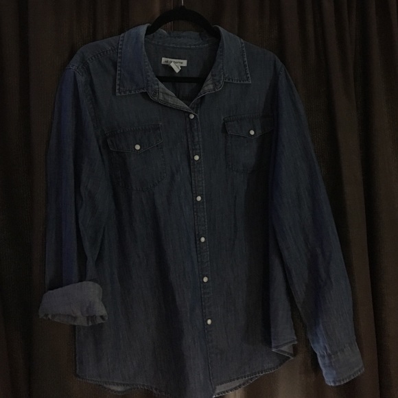 Lightweight denim shirt with white pearl snaps