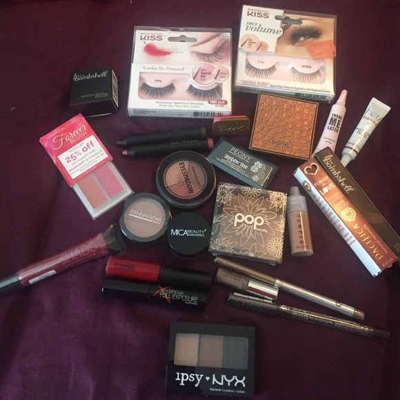 Lot of deluxe makeup samples. Some full size.