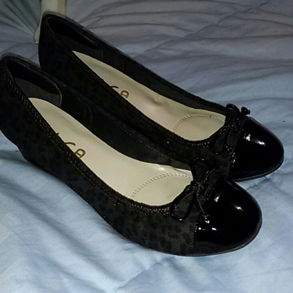 Low wedge leopard print with shinny black toe
