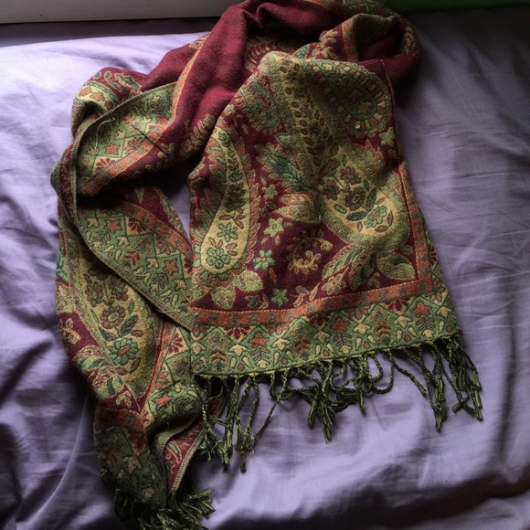 Pretty maroon detailed scarf