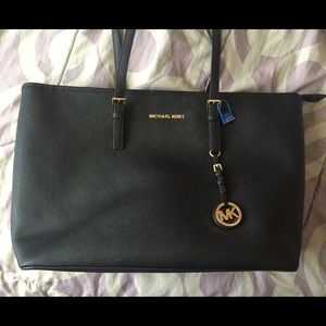 Michael Kors Jet Set Multifunction Saffiano