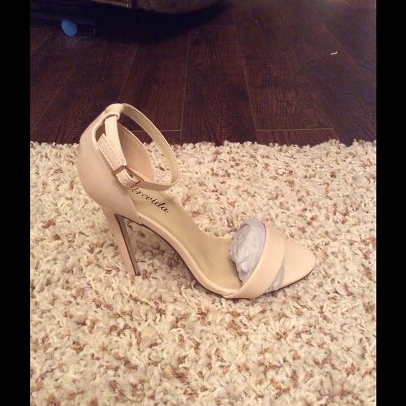 Nude Heels last pair - Picture 2 of 2
