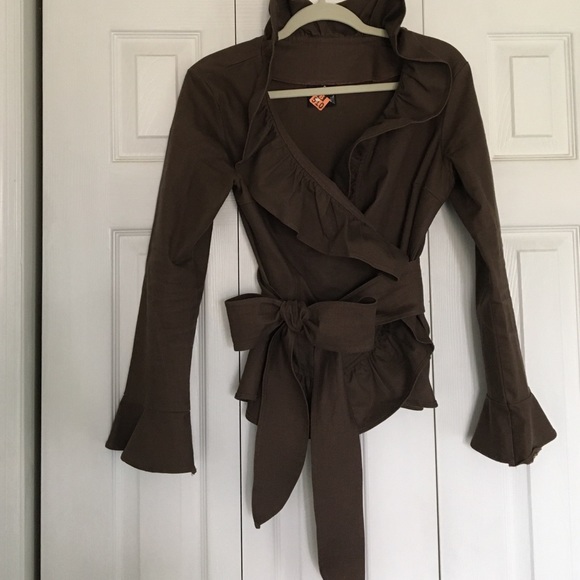 Ruffle wrap top with detachable belt